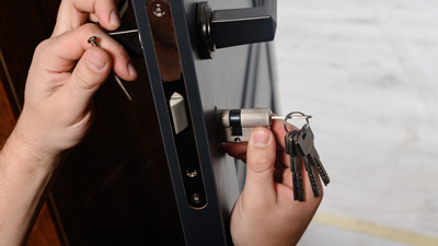 locksmith fixing lock with non destructive entry